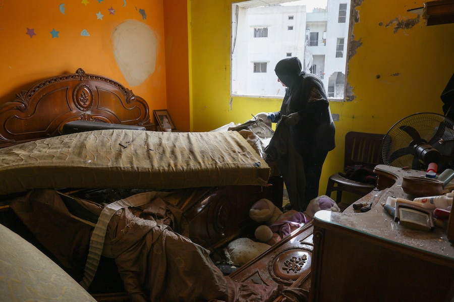 Una donna rimuove le macerie dalla sua casa danneggiata al suo ritorno a Kfar Rouman, nel governatorato di Nabatieh, nel sud del Libano. (EPA)