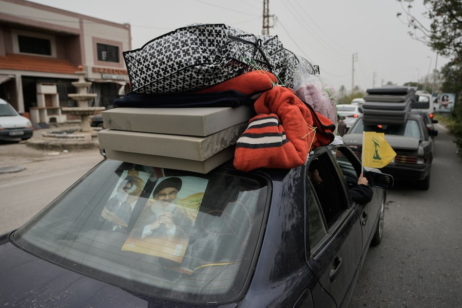 Alcuni sfollati sulle auto tornano nei loro villaggi nel secondo giorno di cessate il fuoco tra Hezbollah e Israele. (APN)