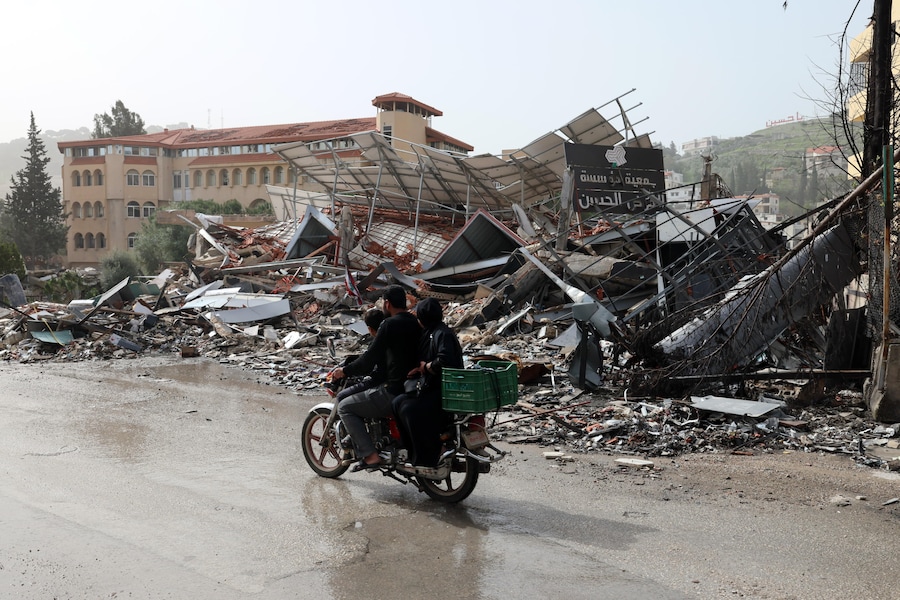 Un edificio distrutto nella città di Nabatieh, nel sud del Libano, il 18 aprile 2026. (EPA)