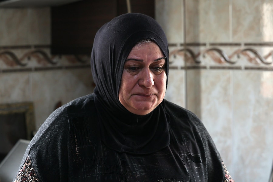 Una donna si commuove all'interno della sua casa danneggiata al suo ritorno a Kfar Rouman, nel governatorato di Nabatieh, nel Libano meridionale, il 18 aprile 2026. (EPA)