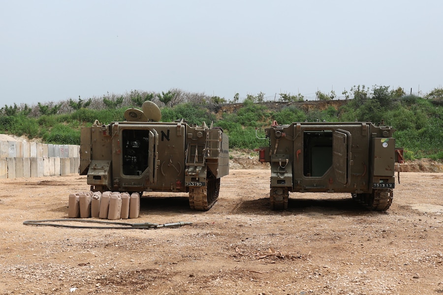 Veicoli militari israeliani vuoti in un punto di raccolta vicino al confine tra Israele e Libano, in Israele. (EPA)