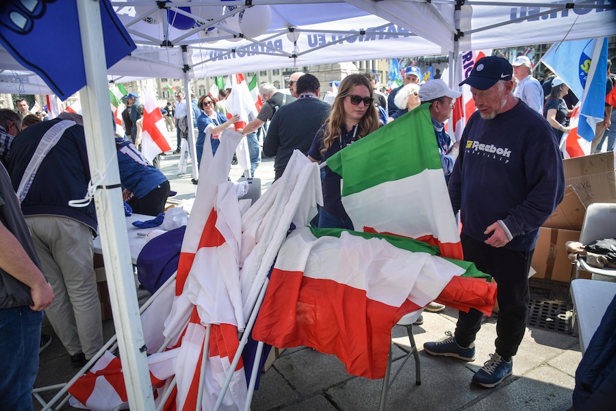 La manifestazione 'Padroni a casa nostra', promossa dai Patrioti europei e dalla Lega in piazza Duomo, Milano, 18 Aprile 2026. (ANSA)