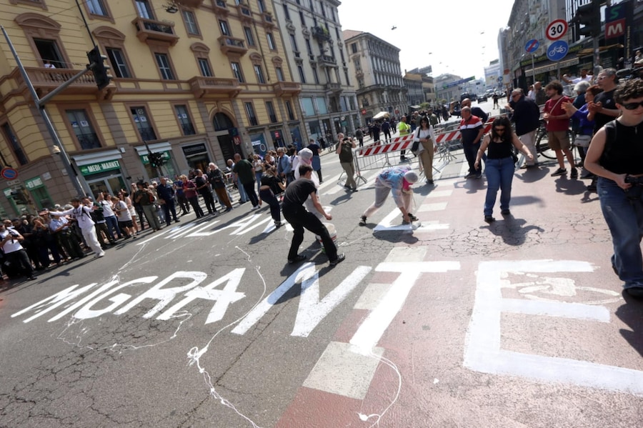 Il corteo organizzato contro il raduno dei Patrioti europei in programma in piazza Duomo di Milano, 18 aprile 2026. (ANSA)