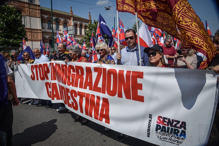 Partenza del corteo dei Patriots da Porta Venezia, Milano 18 Aprile 2026 . (ANSA)