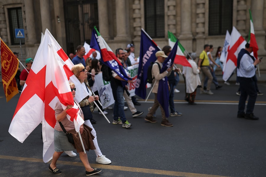 La manifestazione a sostegno del vertice dei partiti di estrema destra europei, in Piazza del Duomo a Milano, Italia, il 18 aprile 2026. (REUTERS)