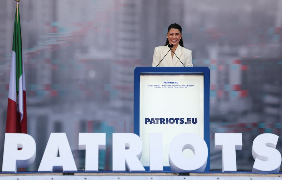 La leader greca del partito "Voce della Ragione", Afroditi Latinopoulou, interviene dal palco in occasione di un vertice dei partiti di estrema destra europei a Milano, in Italia, il 18 aprile 2026. (REUTERS)