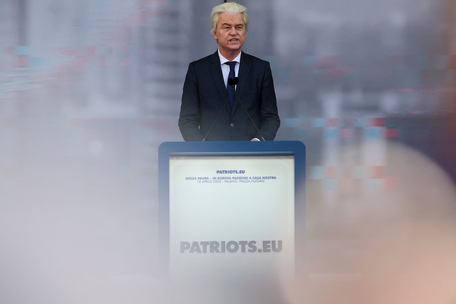 Il leader del Partito per la Libertà olandese, Geert Wilders, interviene dal palco in occasione di un vertice dei partiti di estrema destra europei a Milano, in Italia, il 18 aprile 2026. Greco (REUTERS)