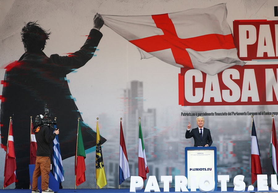 Il leader del Partito per la Libertà olandese, Geert Wilders, interviene dal palco in occasione di un vertice dei partiti di estrema destra europei a Milano, in Italia, il 18 aprile 2026. (REUTERS)
