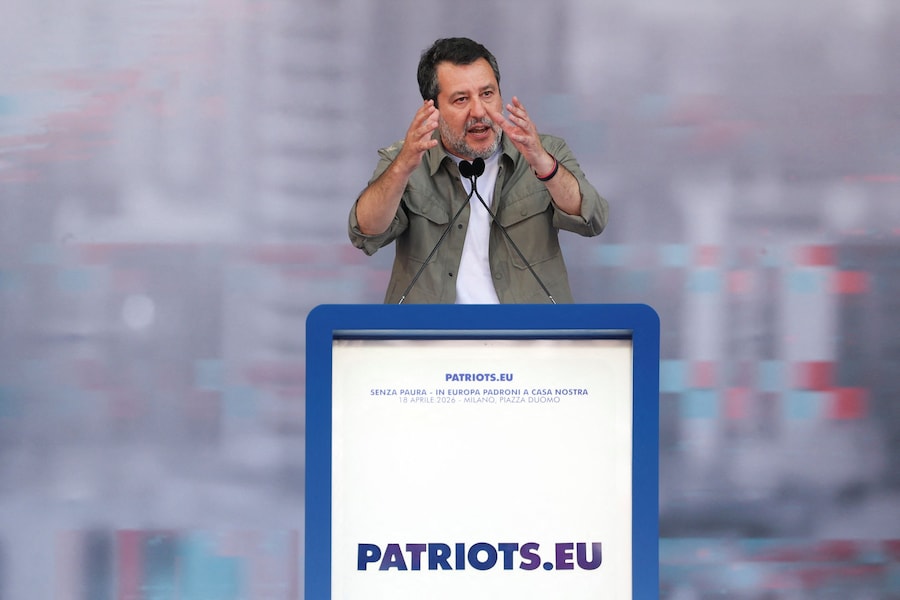 Il vice primo ministro italiano e leader della Lega Matteo Salvini interviene dal palco durante un vertice dei partiti di estrema destra europei a Milano, il 18 aprile 2026. (REUTERS)