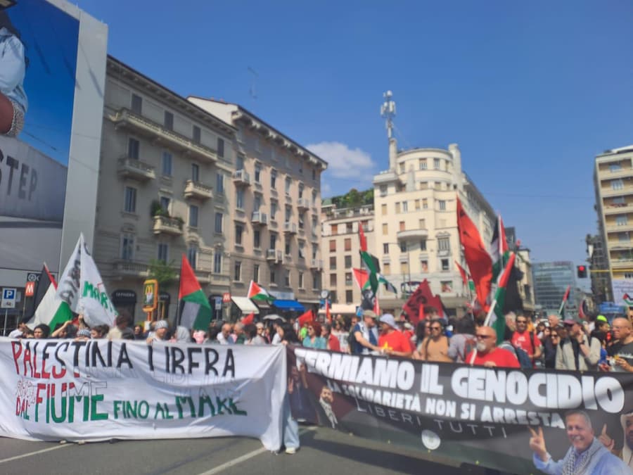 Il cortei organizzato contro il raduno dei Patrioti europei in programma in piazza Duomo di Milano, 18 aprile 2026. (ANSA)