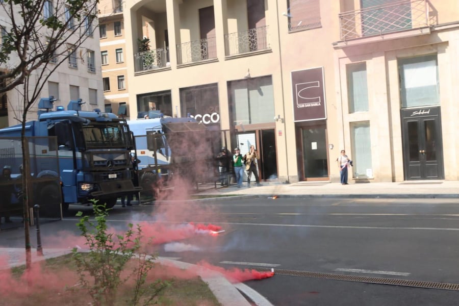 Tensioni a Milano tra antagonisti e forze dell'ordine durante il corteo dei centri sociali contro il raduno dei patrioti europei, organizzato dalla Lega, in piazza Duomo, 18 aprile 2026. (ANSA)