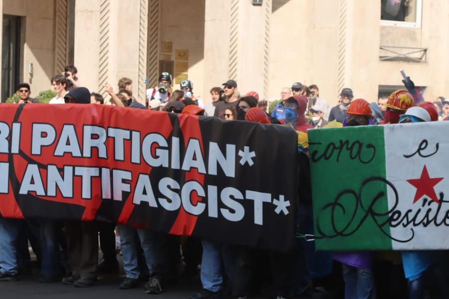 Tensioni a Milano tra antagonisti e forze dell'ordine durante il corteo dei centri sociali contro il raduno dei patrioti europei, organizzato dalla Lega, in piazza Duomo, 18 aprile 2026. ANSA/Paolo Salmoirago (ANSA)