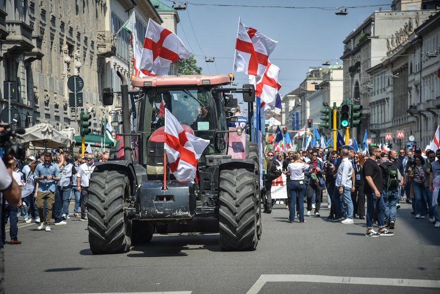 Partenza del corteo dei Patriots da Porta Venezia, Milano 18 Aprile 2026. (ANSA)