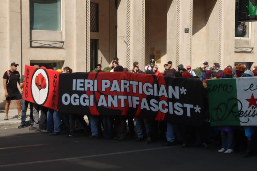 Tensioni a Milano tra antagonisti e forze dell'ordine durante il corteo dei centri sociali contro il raduno dei patrioti europei, organizzato dalla Lega, in piazza Duomo, 18 aprile 2026. (ANSA)