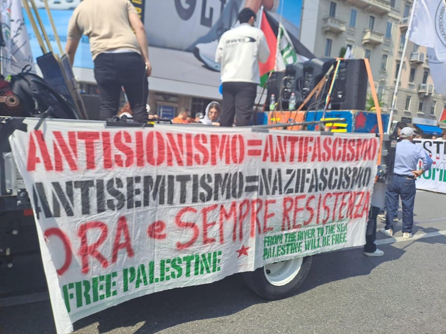 Il cortei organizzato contro il raduno dei Patrioti europei in programma in piazza Duomo di Milano, 18 aprile 2026. (ANSA)