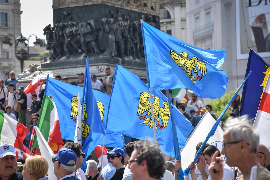 La manifestazione 'Padroni a casa nostra', promossa dai Patrioti europei e dalla Lega in piazza Duomo, Milano, 18 Aprile 2026. (ANSA)