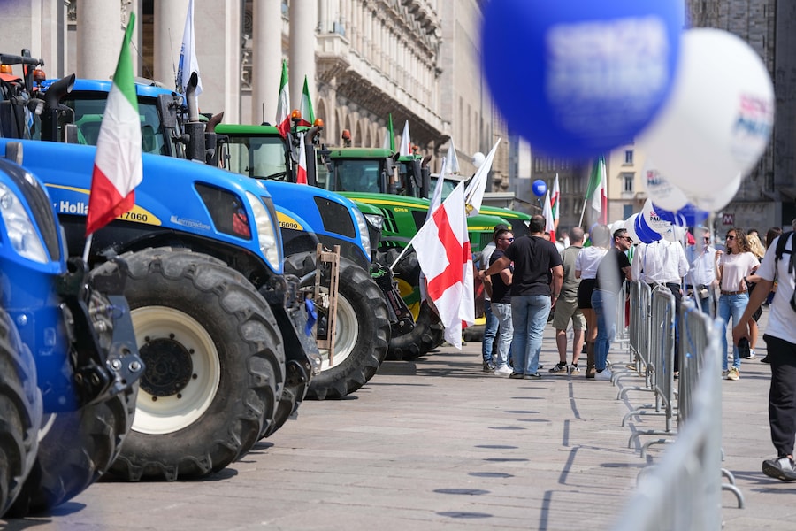 Trattori in Piazza Duomo per la Manifestazione Senza paura - in Europa padroni a casa nostra, organizzata da movimenti sovranisti. (LAPRESSE)