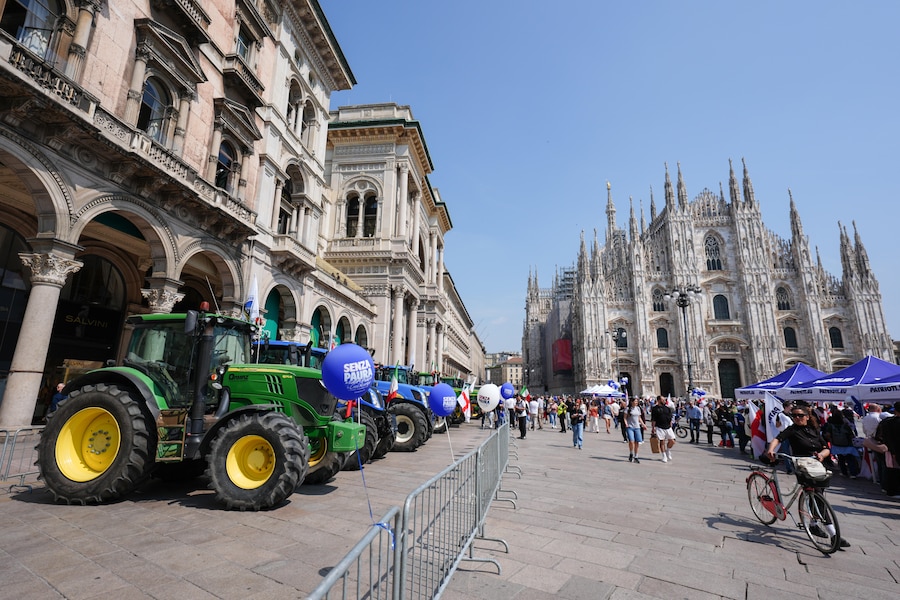 Trattori in Piazza Duomo per la Manifestazione Senza paura - in Europa padroni a casa nostra, organizzata da movimenti sovranisti. (LAPRESSE)