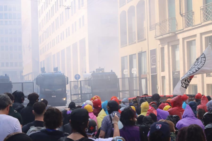 Tensioni a Milano tra antagonisti e forze dell'ordine durante il corteo dei centri sociali contro il raduno dei patrioti europei, organizzato dalla Lega, in piazza Duomo, 18 aprile 2026. ANSA/Paolo Salmoirago (ANSA)
