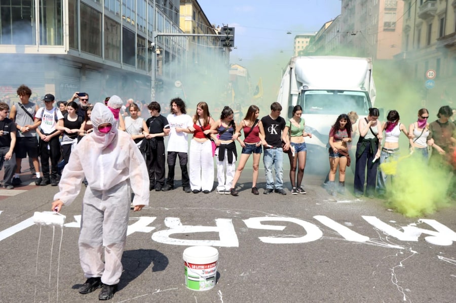 Il corteo organizzato contro il raduno dei Patrioti europei in programma in piazza Duomo di Milano, 18 aprile 2026. (ANSA)