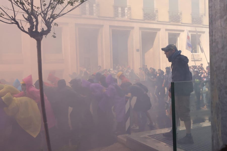 Tensioni a Milano tra antagonisti e forze dell'ordine durante il corteo dei centri sociali contro il raduno dei patrioti europei, organizzato dalla Lega, in piazza Duomo, 18 aprile 2026. ANSA/Paolo Salmoirago (ANSA)