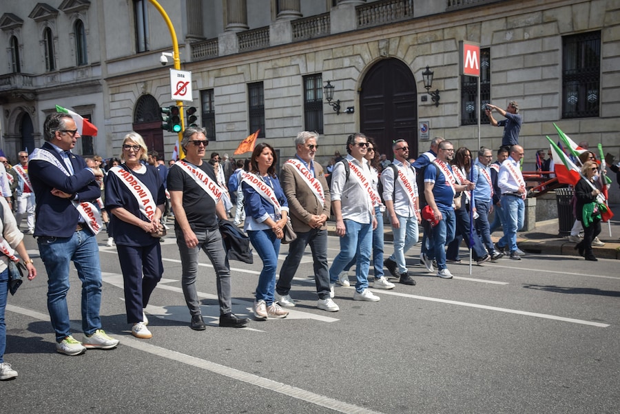 Partenza del corteo dei Patriots da Porta Venezia, Milano 18 Aprile 2026. (ANSA)