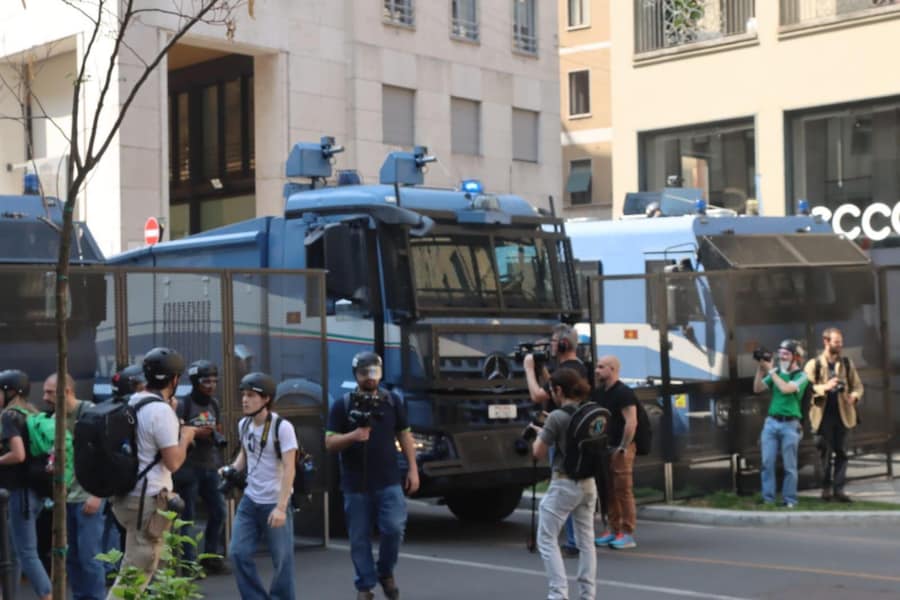 Tensioni a Milano tra antagonisti e forze dell'ordine durante il corteo dei centri sociali contro il raduno dei patrioti europei, organizzato dalla Lega, in piazza Duomo, 18 aprile 2026. (ANSA)