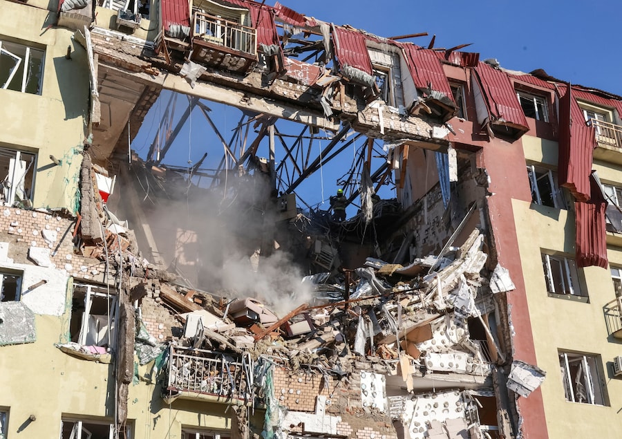 I soccorritori sono al lavoro sul luogo di un condominio colpito da un attacco con droni russi, nel contesto dell'offensiva russa contro l'Ucraina, a Odessa. (REUTERS/Nina Liashonok)