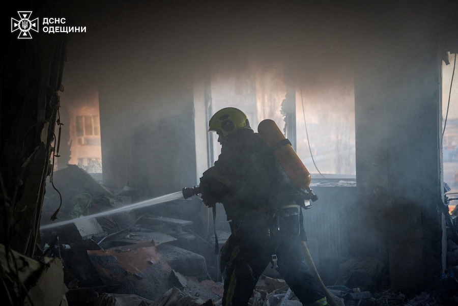 Un soccorritore al lavoro sul luogo di un condominio colpito da un attacco con droni russi, nel contesto dell'offensiva russa contro l'Ucraina, a Odessa. (Servizio stampa del Servizio statale di emergenza dell’Ucraina nella regione di Odessa/Foto fornita tramite REUTERS)