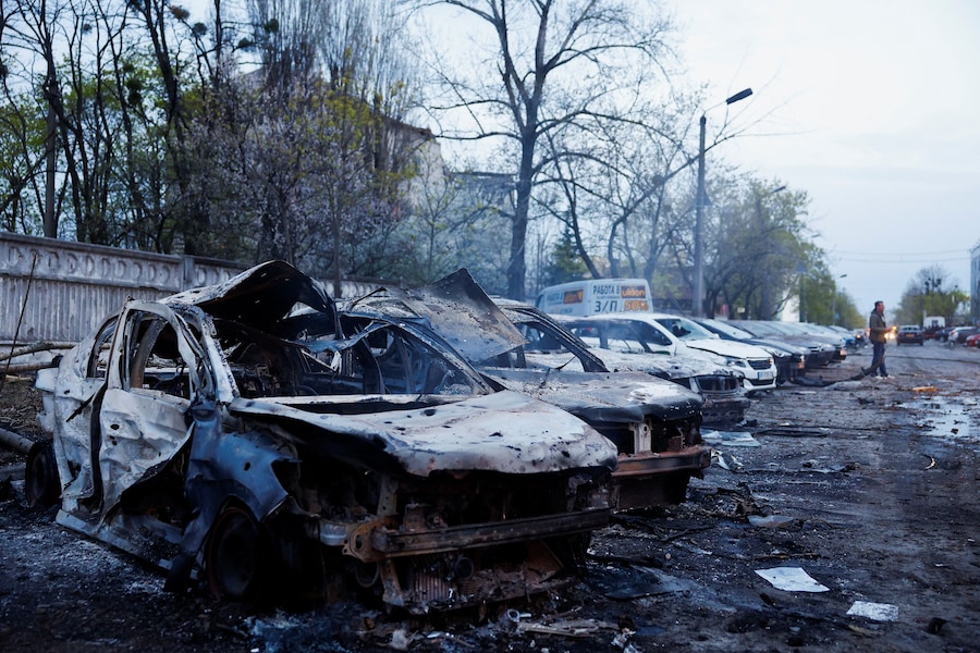 Veicoli distrutti sul luogo di un attacco missilistico russo, a Kiev, Ucraina. (REUTERS/Valentyn Ogirenko)