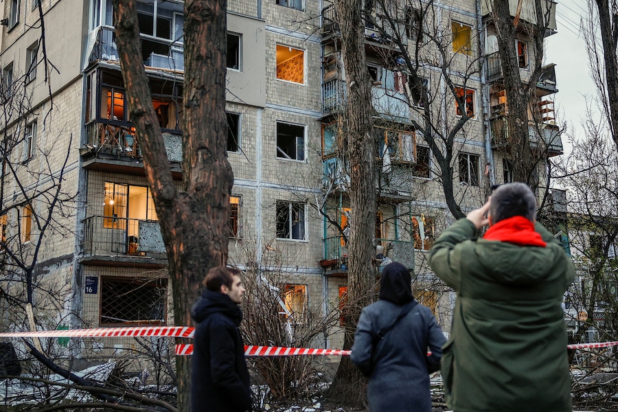 I residenti si radunano nei pressi degli edifici danneggiati nel luogo colpito da un missile russo, nel contesto dell'attacco della Russia all'Ucraina, a Kiev. (REUTERS/Alina Smutko)