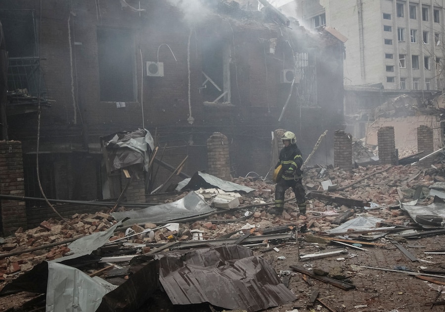 Un soccorritore è al lavoro presso un complesso residenziale colpito da un missile russo e da un attacco con droni, a Dnipro. (REUTERS/Stringer)