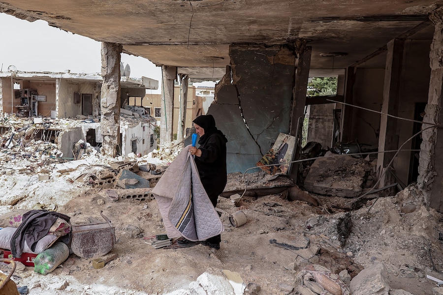 Zahra Eid, 60 anni, sfollata nel distretto di Byblos, recupera alcuni dei suoi effetti personali dalla sua casa distrutta dai bombardamenti israeliani, dopo essere tornata al suo villaggio in seguito al cessate il fuoco tra Libano e Israele, a Tayr Debba, nel sud del Libano. (REUTERS/Louisa Gouliamaki)