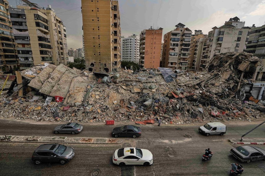 Alcuni residenti passano in auto davanti alle macerie degli edifici distrutti a Dahiyeh, nella periferia sud di Beirut, in Libano. (AP Photo/Bilal Hussein/ Associated Press / LaPresse/ APN)
