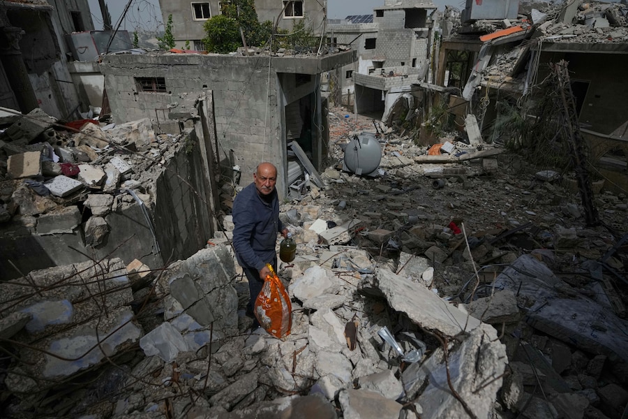 Un uomo cammina tra le macerie delle case distrutte nel villaggio di Jibchit, nel sud del Libano. (AP Photo/Mohammed Zaatari/ Associate Press/ LaPresse/ APN)