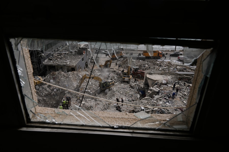 A Tiro, nel sud del Libano, le ruspe rimuovono le macerie dagli edifici distrutti dai raid aerei israeliani, mentre proseguono le ricerche delle vittime. (AP Photo/Bilal Hussein/ Associated Press/ LaPresse/ APN)