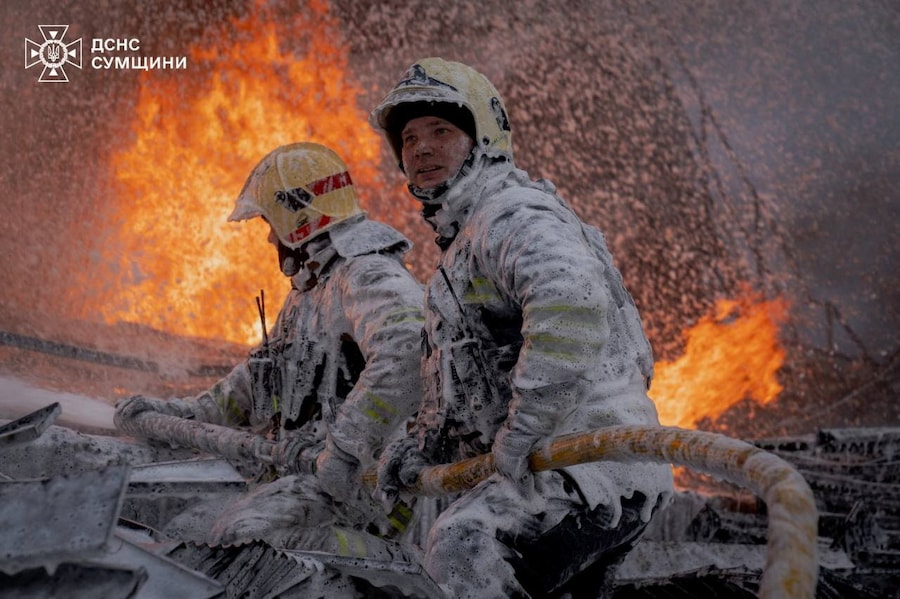 I vigili del fuoco intervengono sul luogo di un edificio colpito da un attacco con droni russi, a Sumy. (Servizio stampa del Servizio statale di emergenza dell’Ucraina nella regione di Sumy/Foto fornita tramite REUTERS)