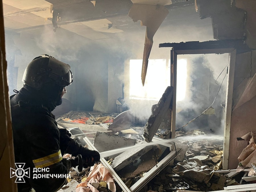Un soccorritore opera all'interno di un condominio colpito durante un attacco aereo russo, a Sloviansk, nella regione di Donetsk. (Servizio stampa del Servizio statale di emergenza dell’Ucraina nella regione di Donetsk/Foto fornita tramite REUTERS)