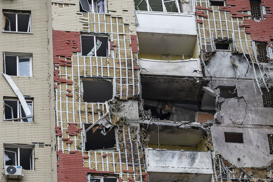 Un edificio residenziale danneggiato durante un attacco con droni russi, a Kiev. (REUTERS/Alina Smutko)