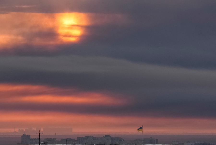 Il fumo si alza sulla città dopo un attacco missilistico russo, a Kiev. (REUTERS/Anna Voitenko)
