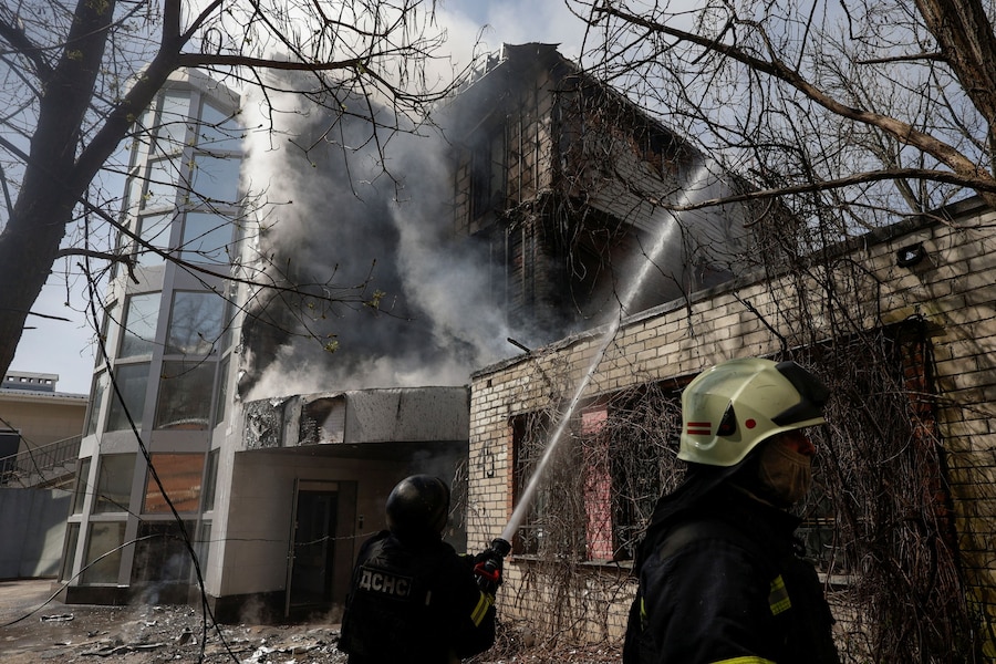 I vigili del fuoco sono al lavoro sul luogo in cui un edificio adibito a uffici è stato colpito da un drone russo, a Kharkiv. (REUTERS/Sofiia Gatilova)