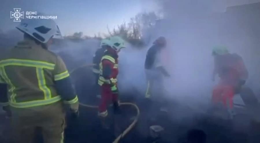 I vigili del fuoco intervengono sul luogo di un attacco sferrato da un drone russo, in una località indicata come Chernihiv. (Servizio di Emergenza Statale dell’Ucraina nella regione di Chernihiv/Foto fornita tramite REUTERS)