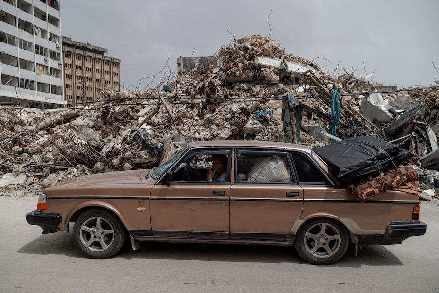 I residenti tornano a casa in auto dopo l'entrata in vigore di una tregua di 10 giorni tra Libano e Israele, a Nabatieh, in Libano. (REUTERS/Zohra Bensemra)