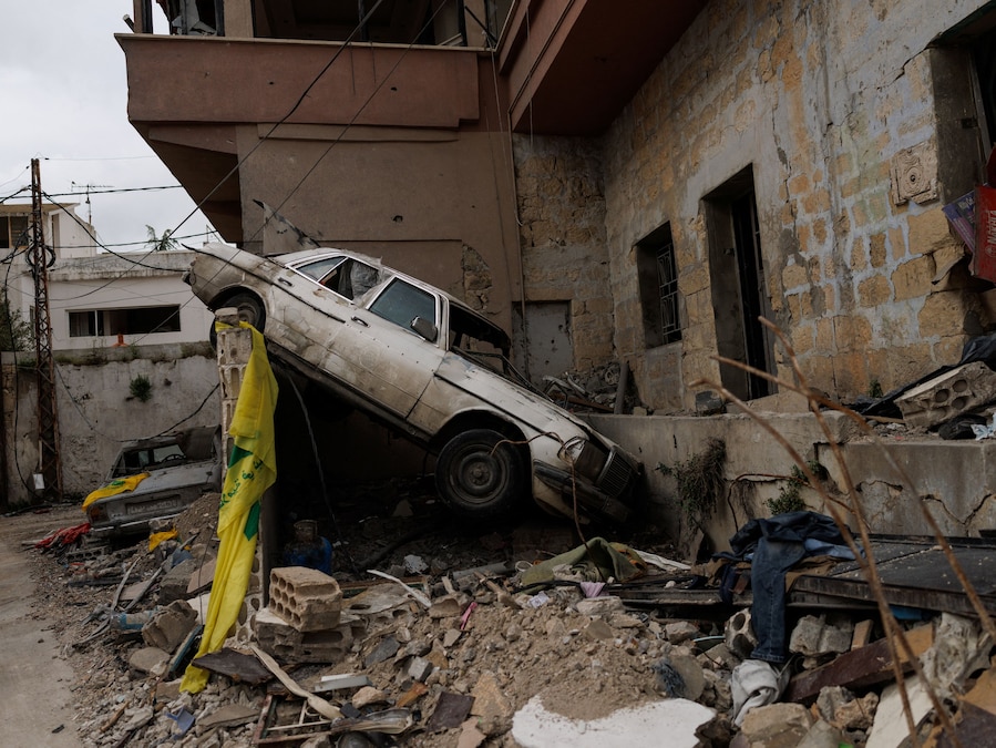 Un'auto danneggiata in un attacco israeliano poche ore prima della tregua di 10 giorni tra Libano e Israele, a Zrarieh, in Libano. (REUTERS/Zohra Bensemra)