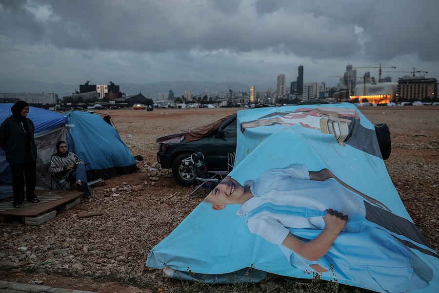 Un accampamento di fortuna per sfollati sul lungomare della città, durante i 10 giorni di cessate il fuoco tra Libano e Israele, a Beirut, in Libano. (REUTERS/Louisa Gouliamaki)