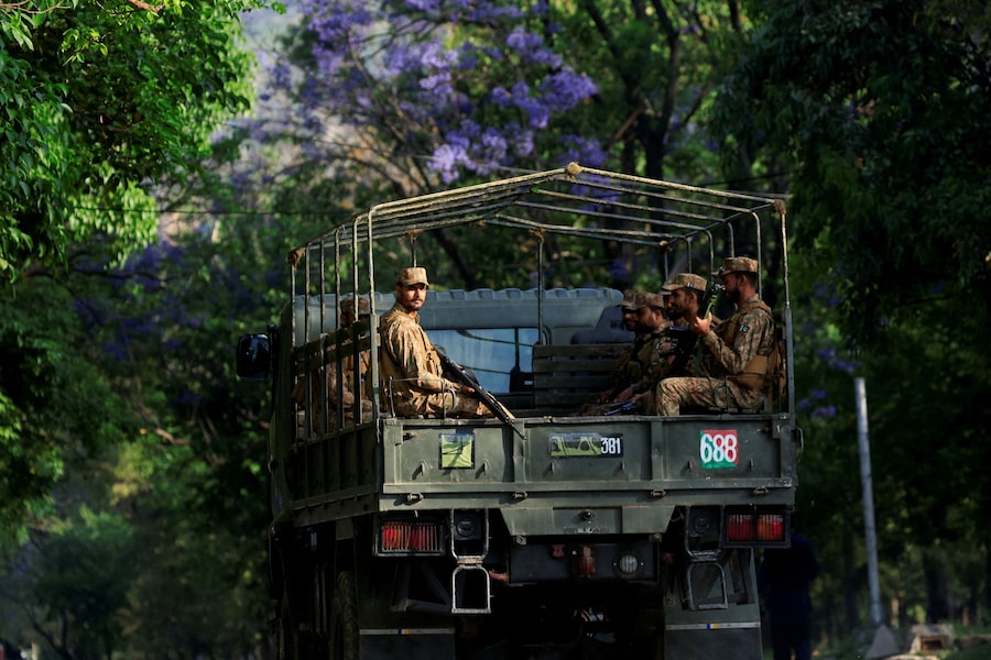 Soldati dell’esercito pakistano pattugliano D Chowk, vicino alla residenza presidenziale, mentre il Pakistan si prepara ad ospitare Stati Uniti e Iran per la seconda fase dei colloqui di pace a Islamabad, Pakistan (REUTERS)