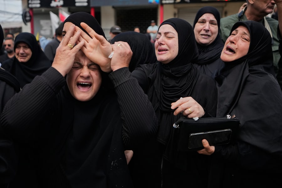 I partecipanti al funerale di massa per i combattenti di Hezbollah e i civili uccisi nella guerra tra Hezbollah e Israele, nel villaggio di Bazouriyeh, nel sud del Libano (APN)