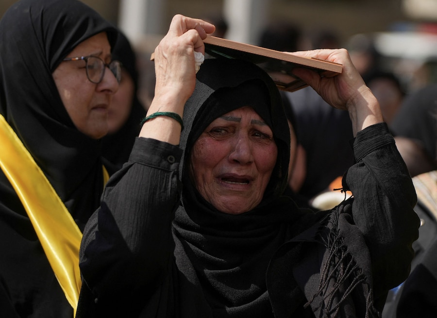 Una donna piange durante il funerale di alcuni combattenti di Hezbollah uccisi nel conflitto con Israele prima dell’entrata in vigore del cessate il fuoco di 10 giorni tra Libano e Israele, nella periferia meridionale di Beirut, Libano (REUTERS)