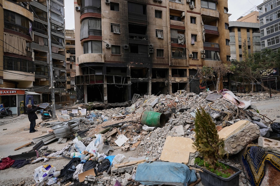 Un uomo fotografa un edificio distrutto in seguito al cessate il fuoco tra Hezbollah e Israele, a Dahiyeh, nella periferia meridionale di Beirut, in Libano (APN)