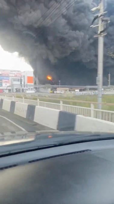 Il fumo si alza mentre un incendio divampa in una raffineria a Tuapse, nella regione di Krasnodar, in Russia (SOCIAL MEDIA via REUTERS)